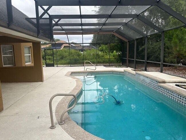 Building Photo - Pool home for rent !
