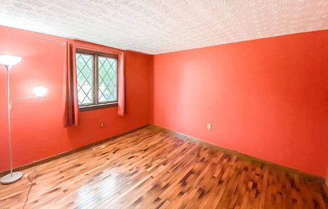 Building Photo - Charming 2-Level, 3 Bedroom 2 Bathroom Hom...