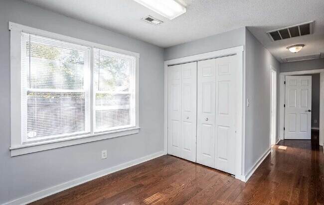 Building Photo - " 2-Bed Duplex on Large Lot- Off Street Parking"
