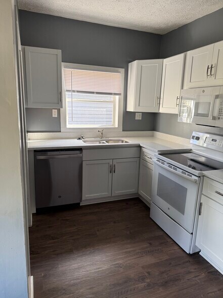 Building Photo - 5028 E New York St