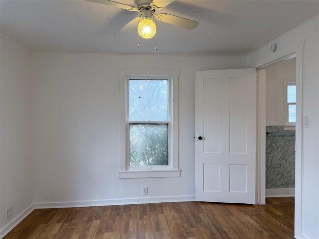 Building Photo - 1604 Main St