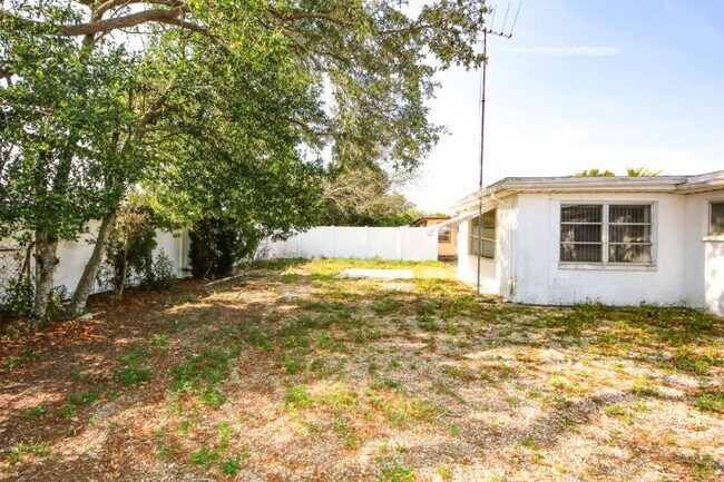 Building Photo - 10824 Queens Rd