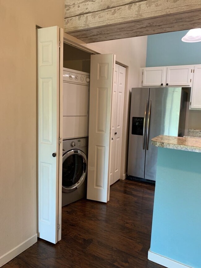 Building Photo - 1225 W Prospect Rd