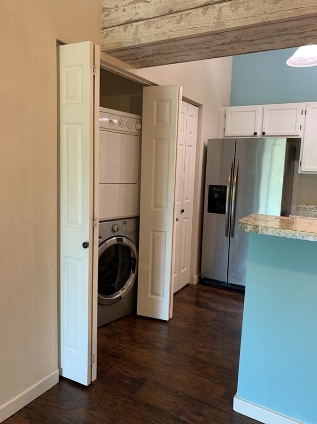 Building Photo - STUDENTS WELCOME! Remodeled 2 Bedroom 2 Bathroom Second-Floor Condo