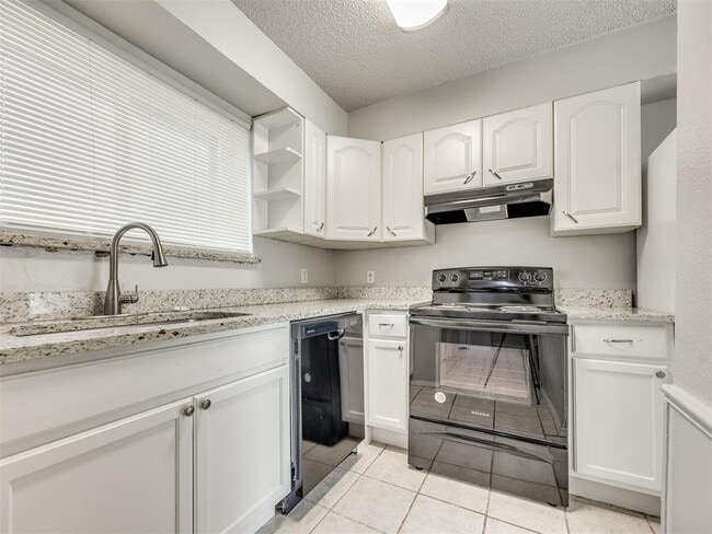 Building Photo - 1402 Bill Carrol Dr