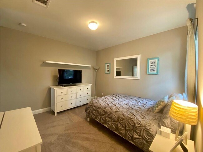 Building Photo - 402 Parkwest Cove