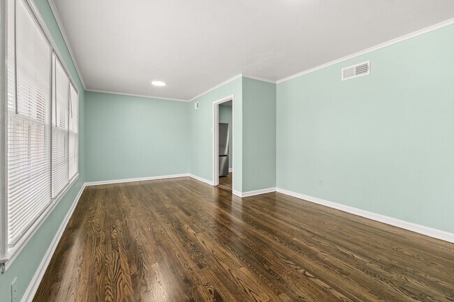 Building Photo - Renovated 4 Bedroom 1.5 Bath Home