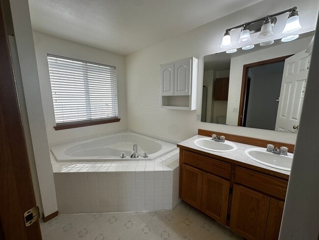 Building Photo - 3bd/2ba Covington House