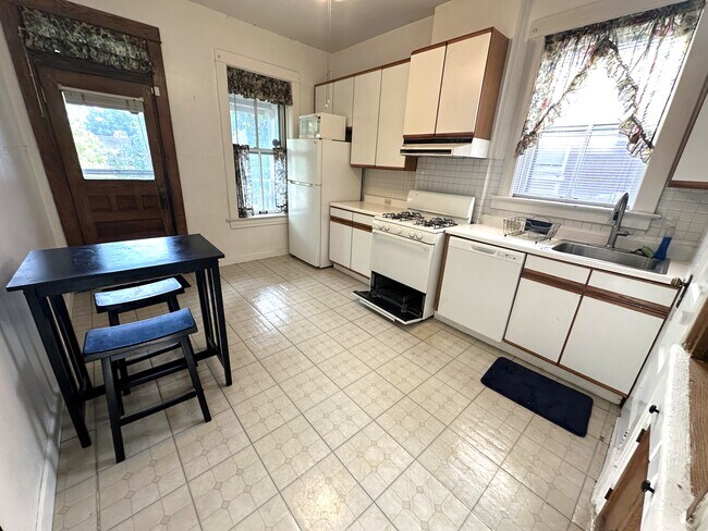 Kitchen towards back porch - 3016 Victor St