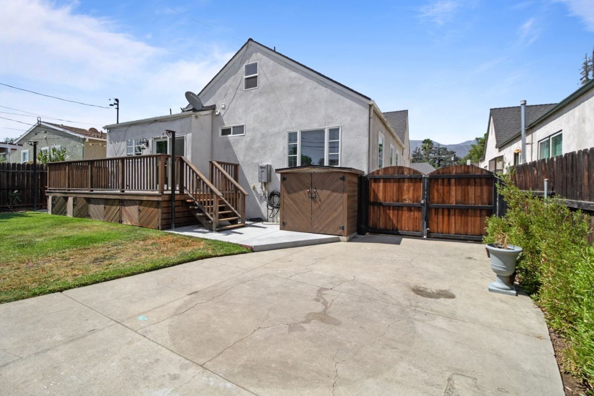 Building Photo - 2682 E Villa St