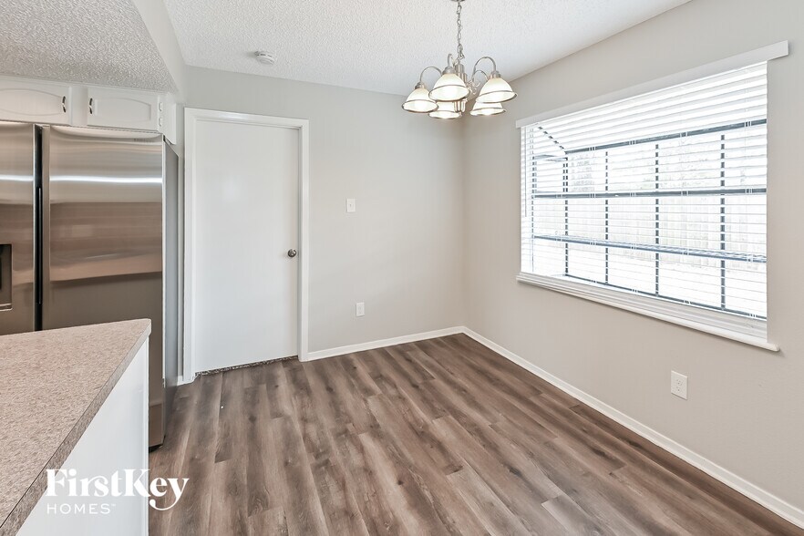 Building Photo - 8222 Streamside Dr