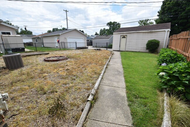 Building Photo - Cute 2 Bedroom In Mishawaka Near the River