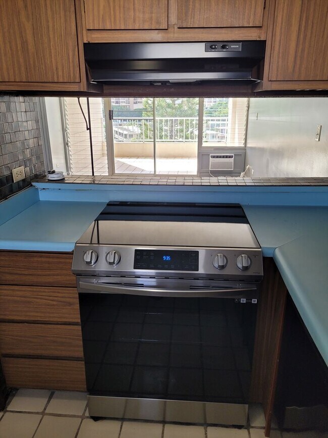 Building Photo - Newly Renovated 1bd, 1ba, Assigned 1pkg 648sqft. for $2200