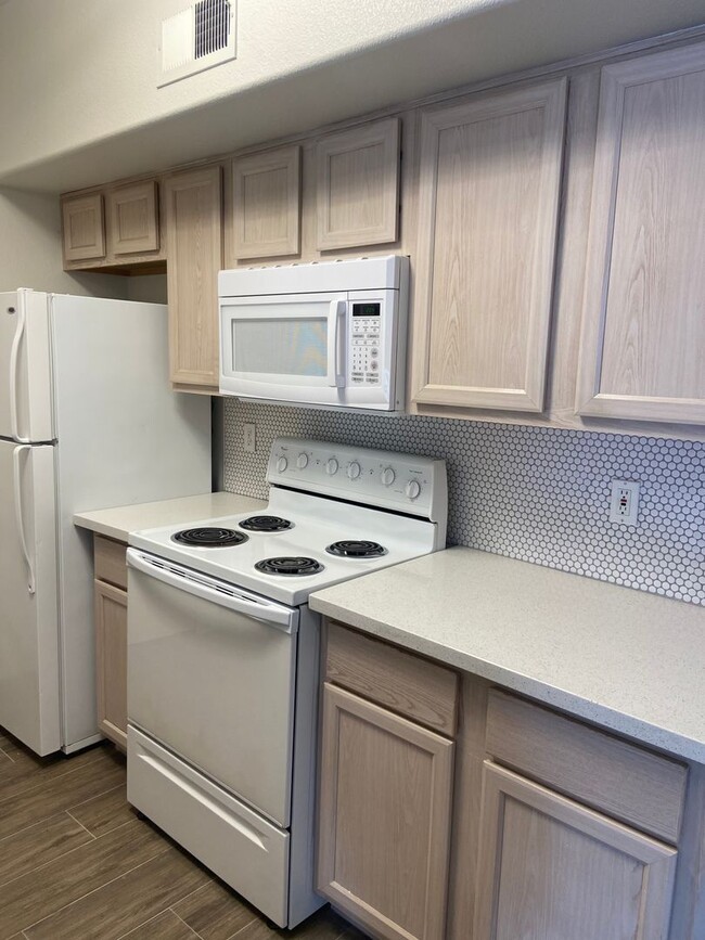 Building Photo - Nicely upgraded 1 bedroom on the South Strip