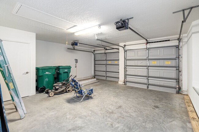 Building Photo - Beautiful Pool Home only Blocks from the Ocean!