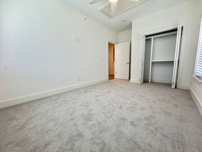 Building Photo - 3 Bedroom, 2.5 Bathroom Home w/ 2 Car Garage in Downtown Franklin