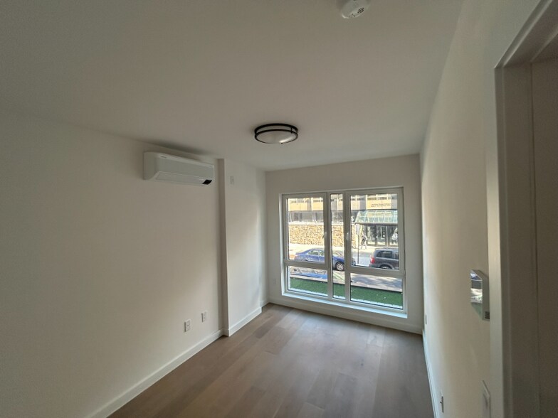 Building Photo - 428 E 9th St