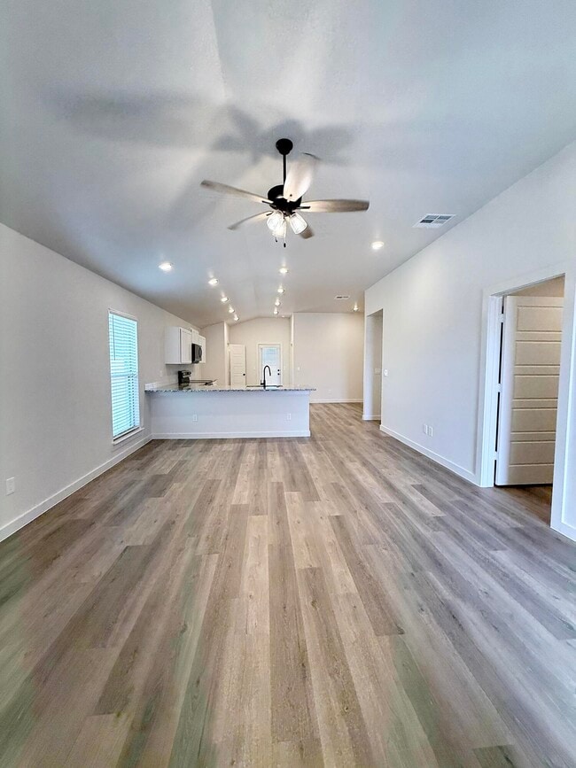 Building Photo - 2501 Kenwood Ave