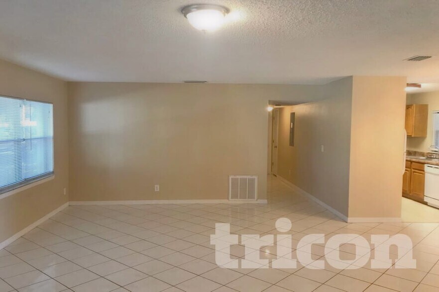 Building Photo - 5110 Cresthill Dr