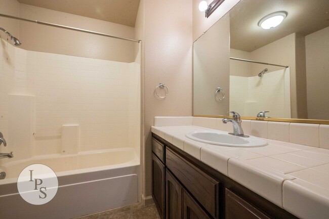 Building Photo - Kerman Westside Home, 3BR/2BA, Built 2004 - Lots of Amenities!