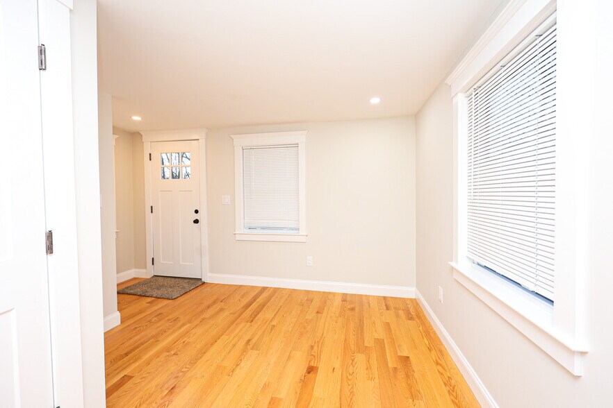 Building Photo - 85 Oak St