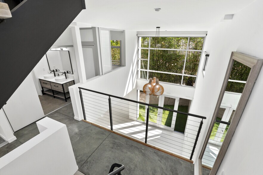 Building Photo - 4111 Sunset Blvd