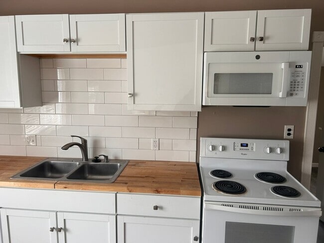 Building Photo - Move-In Ready- 2 bedroom/1 Bath Home in Eastpointe