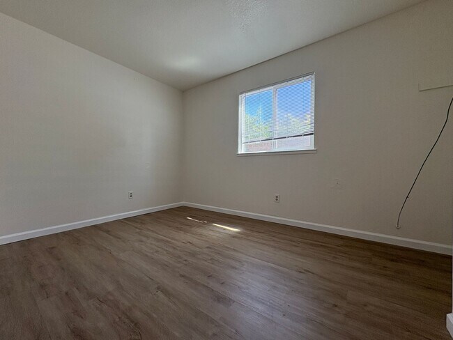 Building Photo - Updated 3 Bed, 2 Bath Single-Story Home