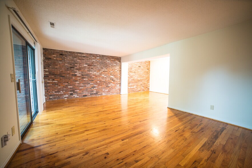 Building Photo - 4012 Oak St