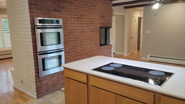 Building Photo - 3 Bed, 3 Bath with Downstairs Kitchenette ...