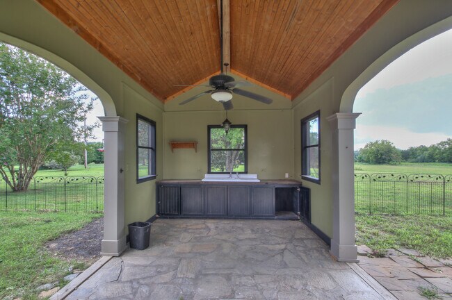 Building Photo - 4335 N Chapel Rd