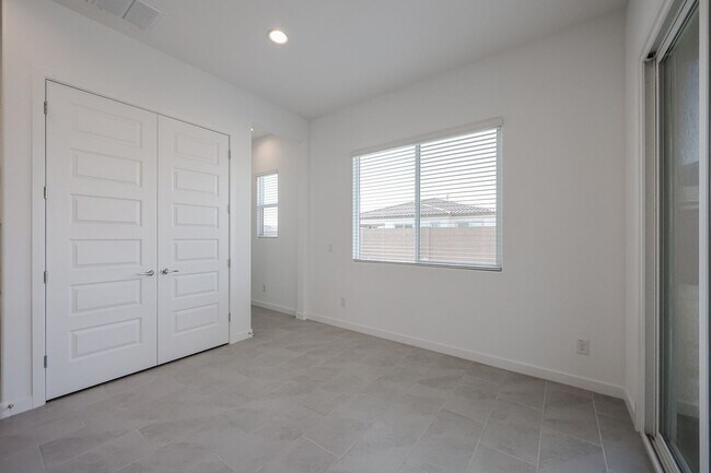 Building Photo - Beautiful 4 bedroom plus den home in Aloravita