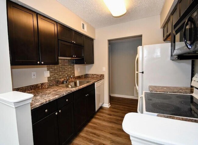 Building Photo - 1605 Huntingdon Chase