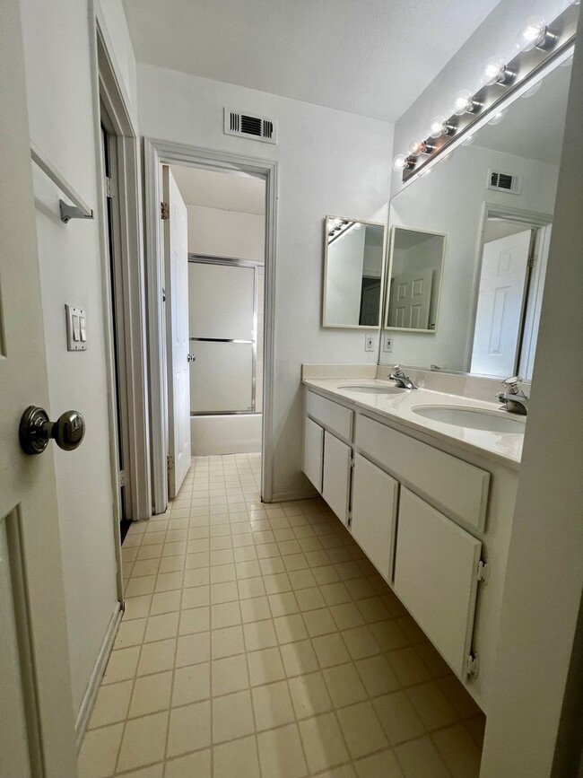 Building Photo - **3 Bedroom + Den & 3 bathroom Pool Home w...