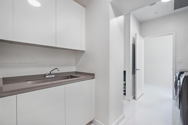 Building Photo - 88 SW 7th St