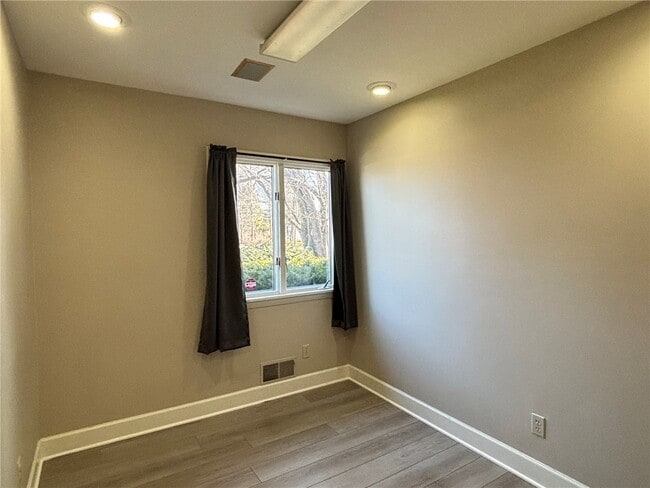 Building Photo - 1289 Creek St