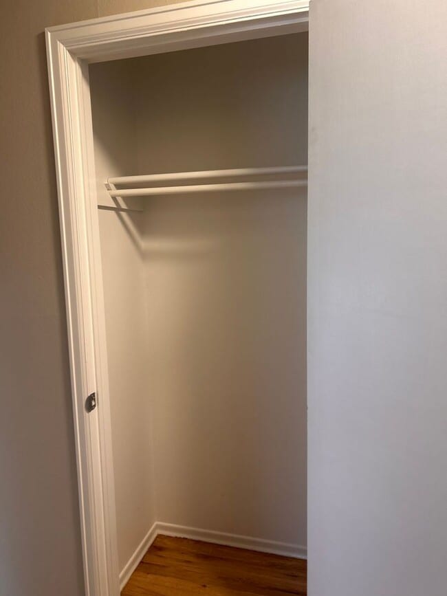 Building Photo - Big roomy 4 bedroom / 2 living room house