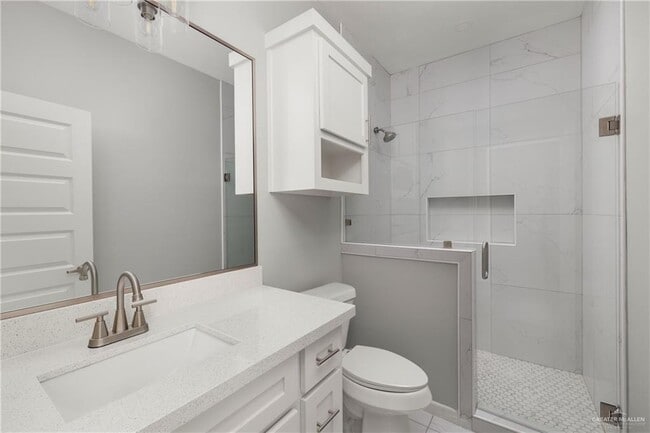 Building Photo - 11 Deluxe St