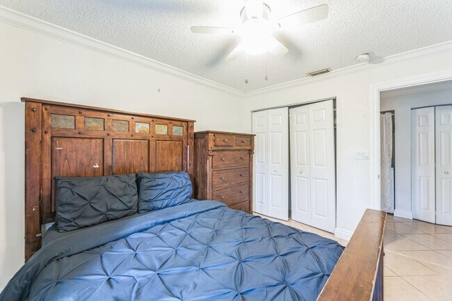 Building Photo - 2924 NW 69th Ct