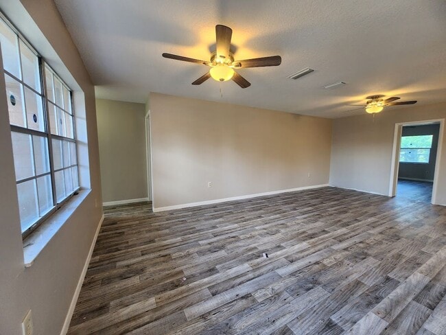 Building Photo - Bed 2 Bath, 2 car garage (SW Ocala/ Marion Oaks)