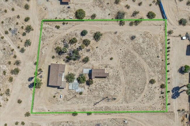 Building Photo - 2 Bedroom Home on 1.8 Acre Lot