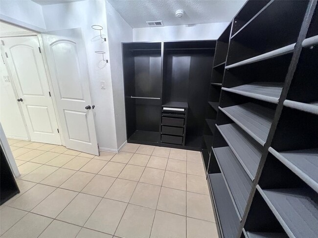 Building Photo - 818 Fairlawn Dr