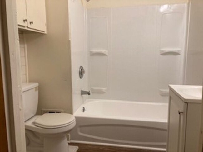 Building Photo - 86-88-88 Baycliff Dr