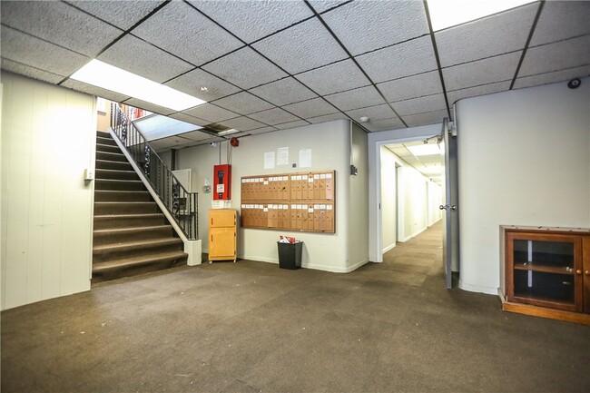 Building Photo - 400 Main St