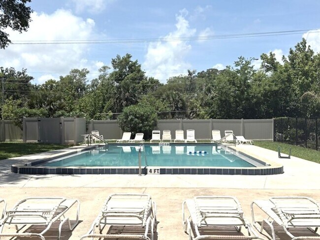 Building Photo - Adorable 2 Bedroom Townhome in Port Orange!