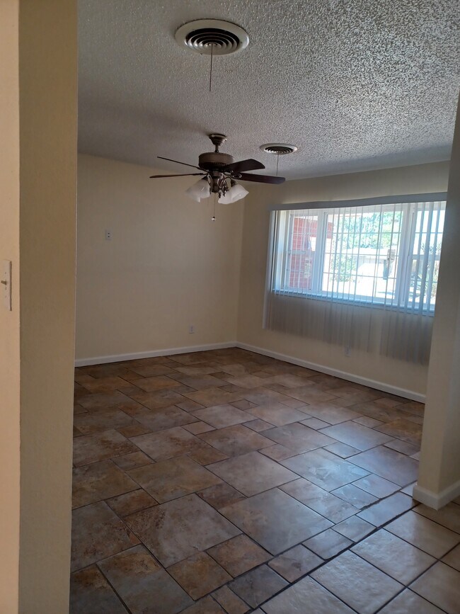 Building Photo - 120 Sandy Ln