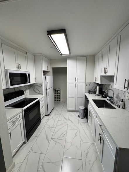 Building Photo - 1305 Boulevard Way