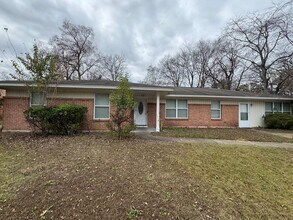 Building Photo - Lovely Brick Home!