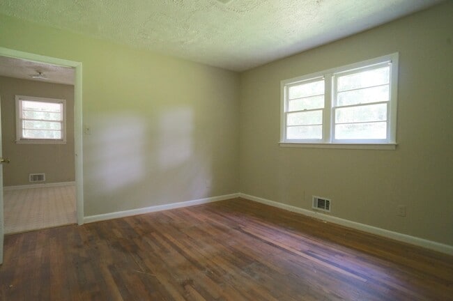 Building Photo - 435 S Barnett Shoals Rd