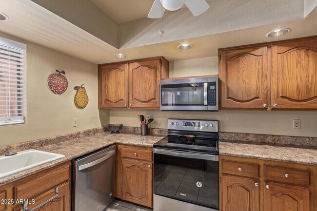 Building Photo - 4303 E Cactus Rd